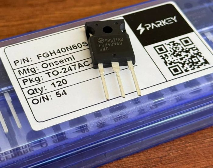 قطعه اورجینال ONsemi IGBT بر روی یک میز چوبی